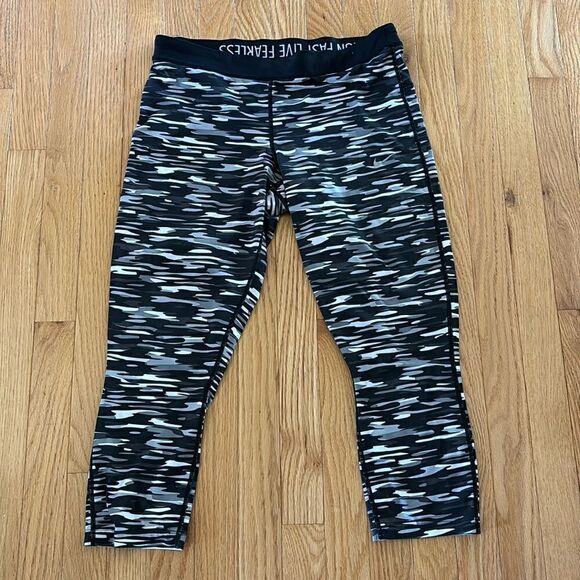 Nike Pro Athletic Grey Camo Capri Leggings Size Large - Picture 2 of 9
